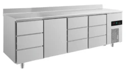A&S Kühltisch -2 bis +8°C 2330x700x850mm mit 1x Tür und 3x drei Schubladen u. Aufkantung (4DTDDA)